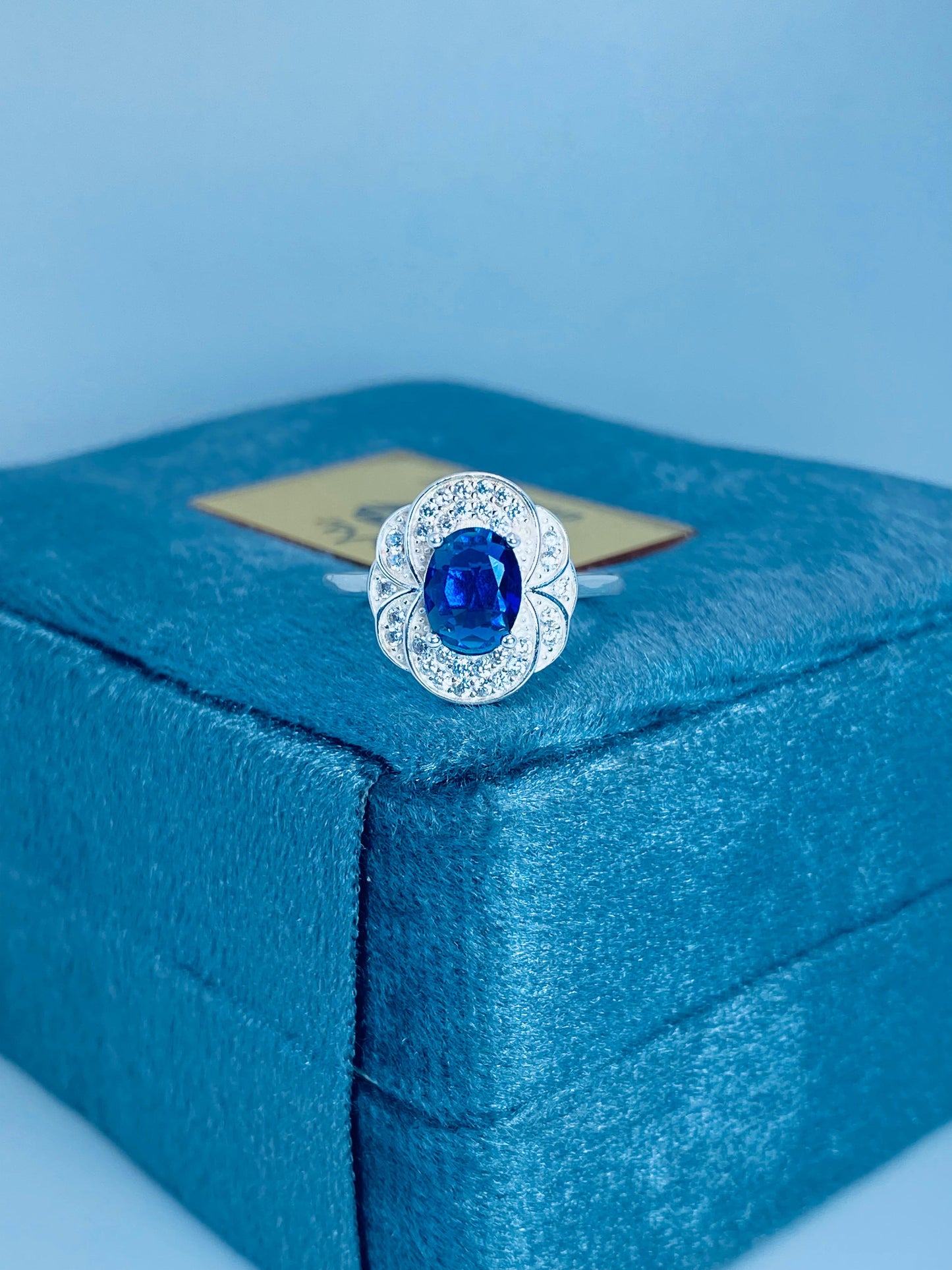 Twilight Elegance Ring - Dual-Tone Gemstone Ring with Exquisite Design