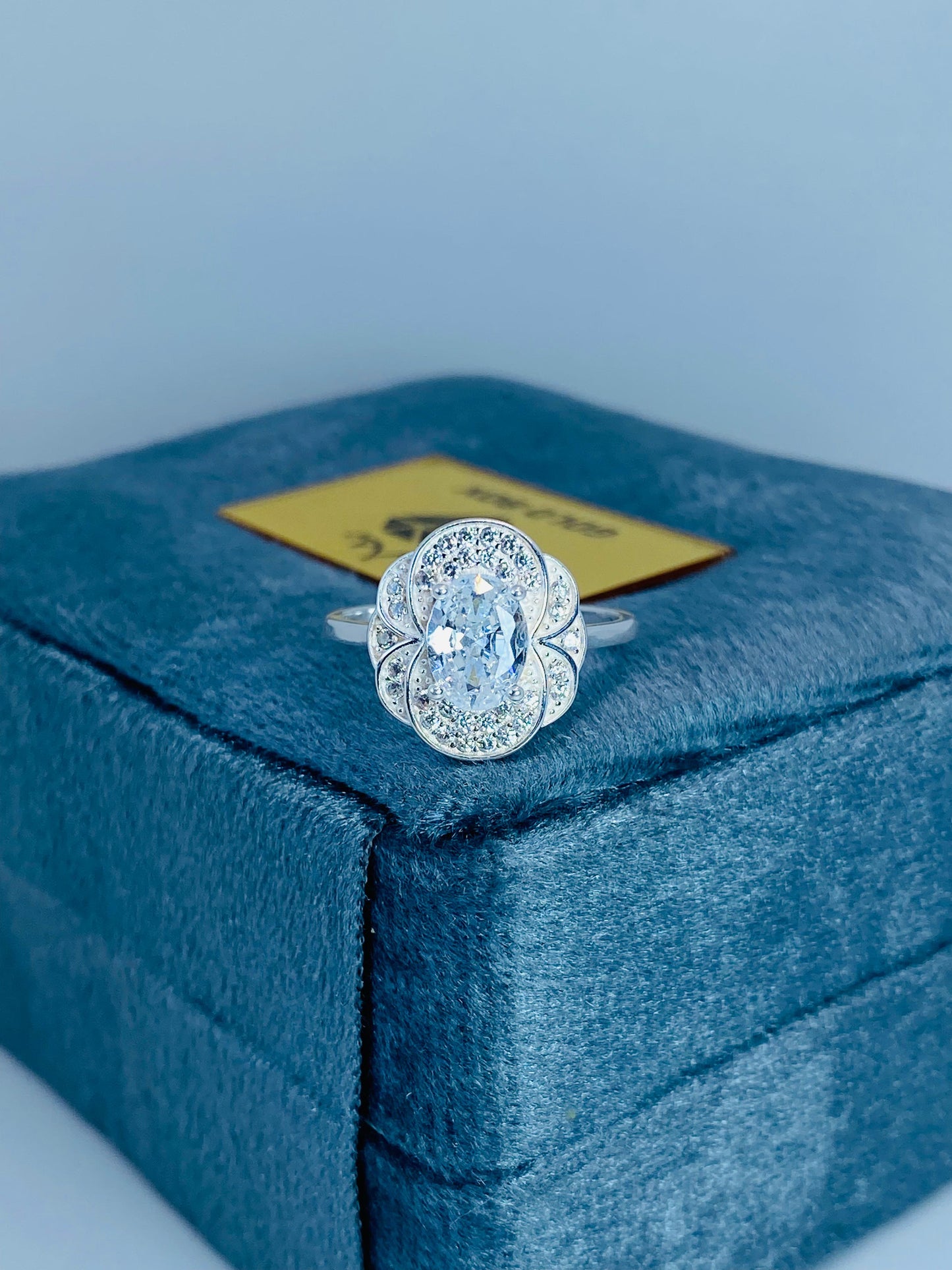 Twilight Elegance Ring - Dual-Tone Gemstone Ring with Exquisite Design